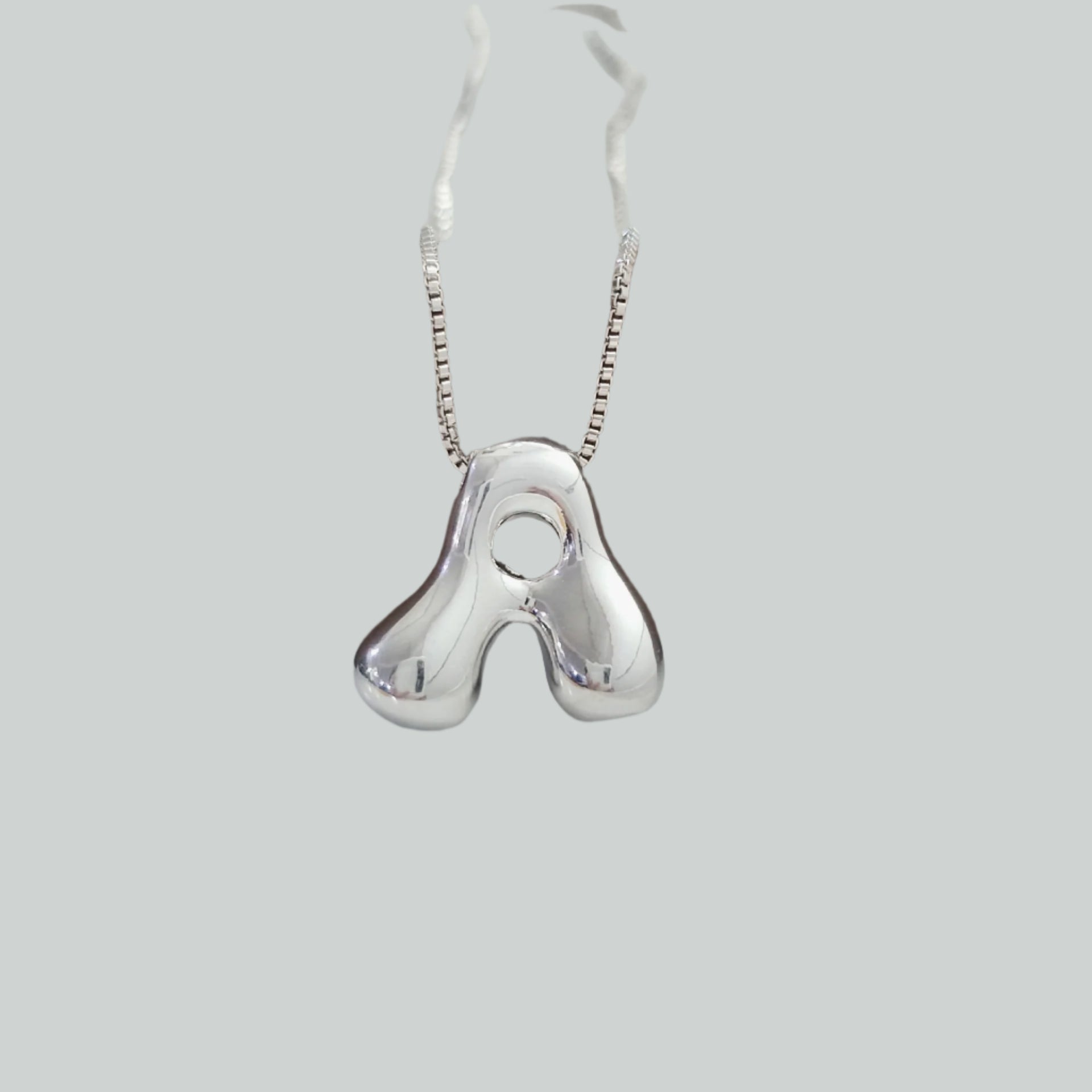 Collier à lettres initiales Chubby Bubble de VVS Jewelry™
