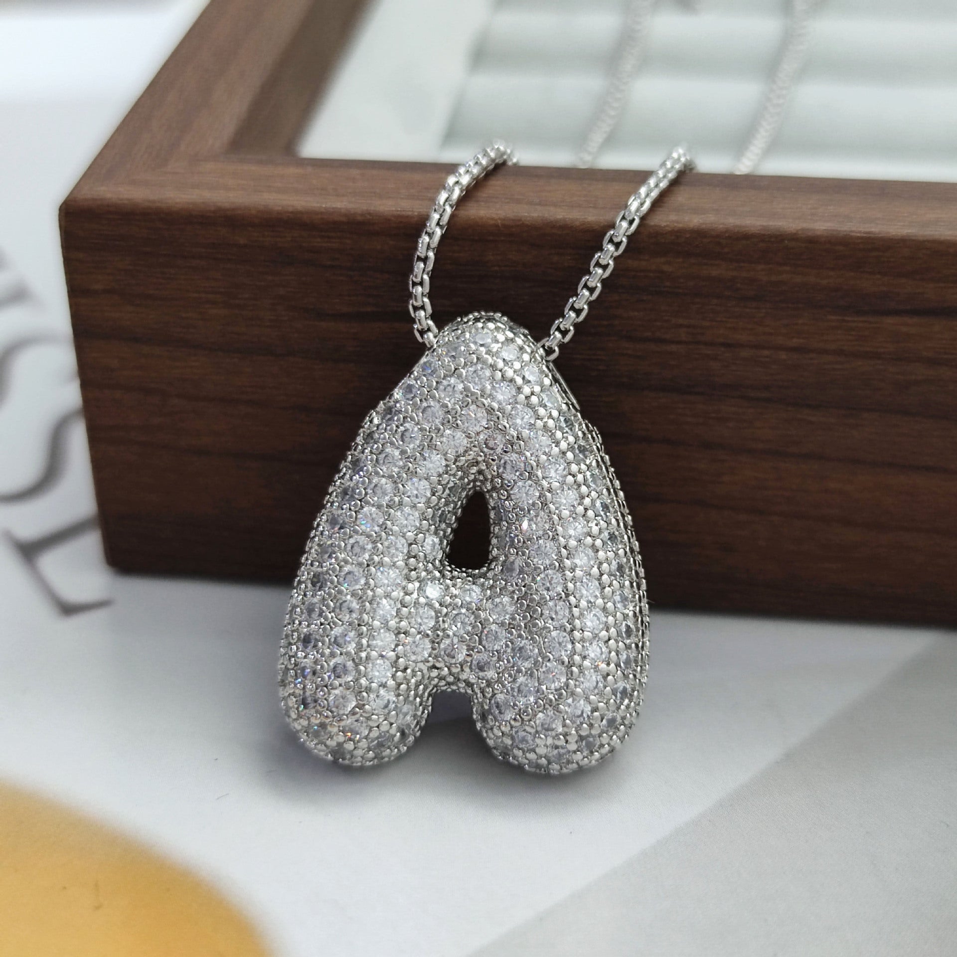 Collier à lettres initiales Chubby Bubble de VVS Jewelry™