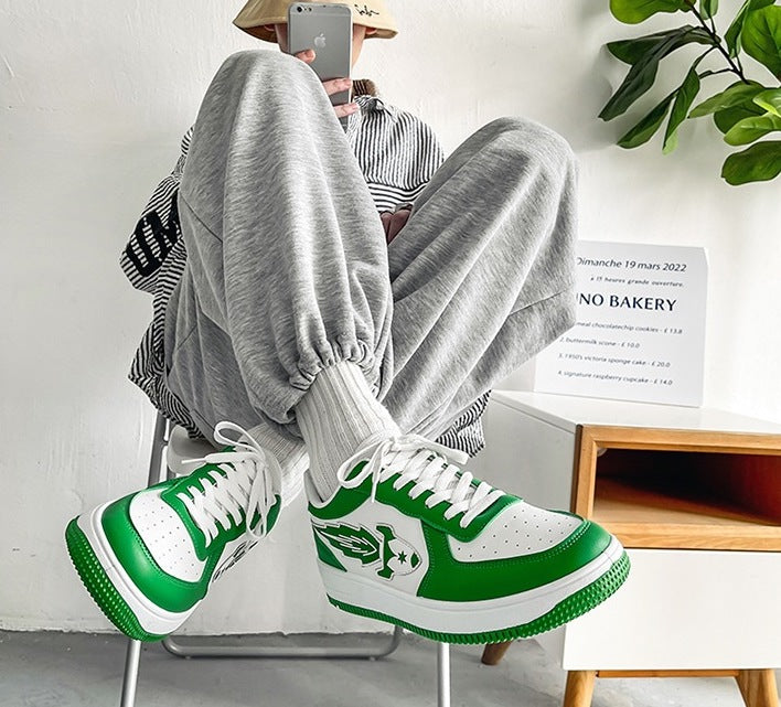 Lässige Sneakers mit kreativem Raketenelement