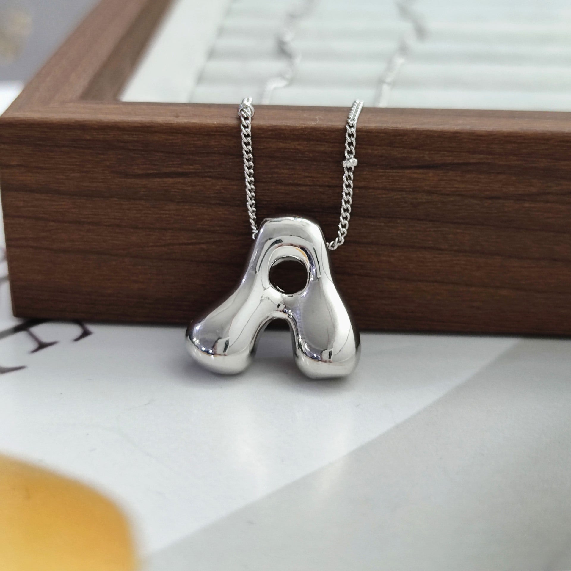 Collier à lettres initiales Chubby Bubble de VVS Jewelry™