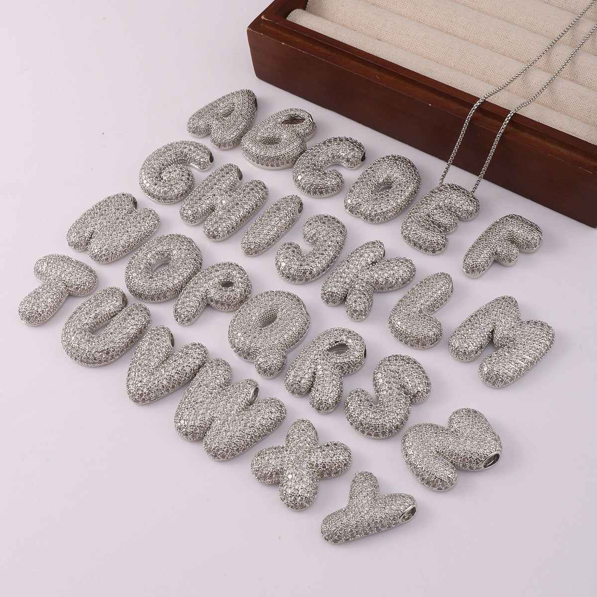 Collier à lettres initiales Chubby Bubble de VVS Jewelry™