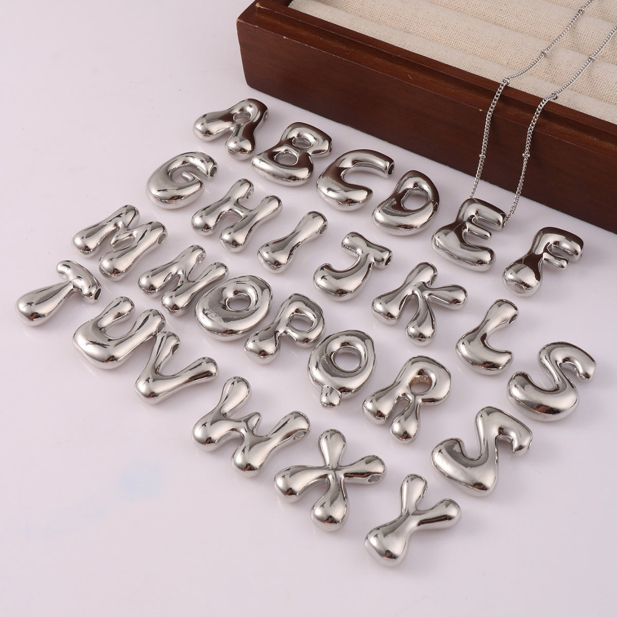 Collier à lettres initiales Chubby Bubble de VVS Jewelry™