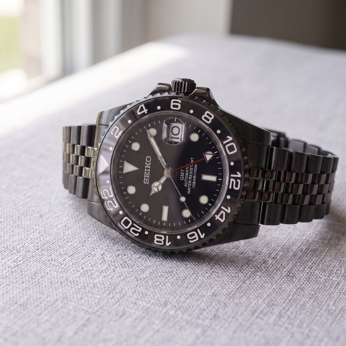 Stealth Redstrike crown side view | strap=Jubilee
